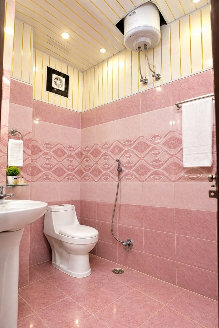 Clean modern bathroom at Hotel Kasol Heritage