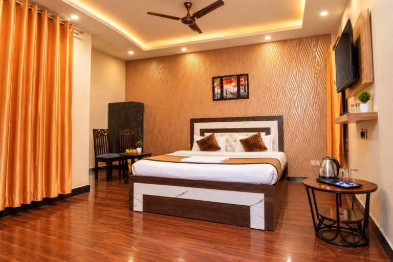 Spacious Deluxe room with TV and kettle, Hotel Kasol Heritage